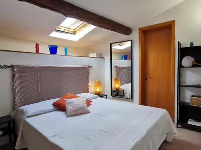 Letto o letti in una camera di UNYCA - Florence cozy 3 bedroom Apartment 2