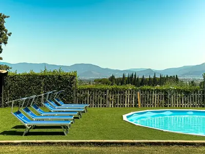 Vista generica sulle montagne o vista sulle montagne dall'interno del bed & breakfast
