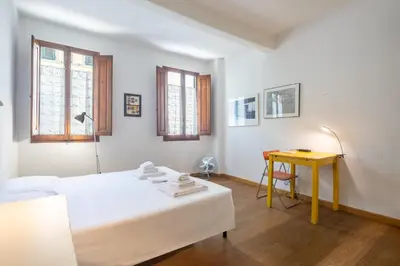 Letto o letti in una camera di Sant'Ambrogio 3-Bedroom Apartment