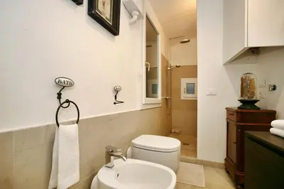 Bagno di Central Market Exclusive Apartment
