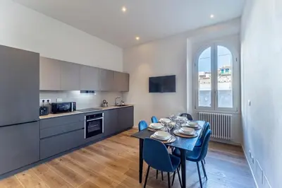 Cucina o angolo cottura di UNYCA - Elegant 3-bedroom Apartment in Florence
