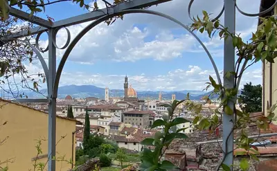 Vista generica sulle montagne o vista sulle montagne dall'interno dell'appartamento