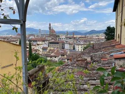 Vista generica sulle montagne o vista sulle montagne dall'interno dell'appartamento