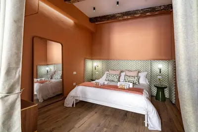 Letto o letti in una camera di The Well Home - Historic Charm & Comfort