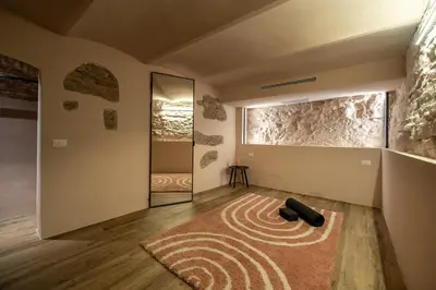 Letto o letti in una camera di The Well Home - Historic Charm & Comfort