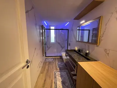 Bagno di Attico di lusso elegante e moderno