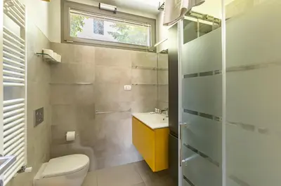 Bagno di GuestHost - Modern Apartment with Large Terrace