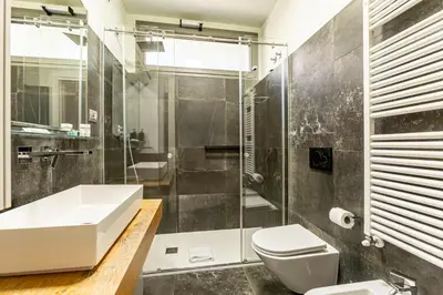 Bagno di GuestHost - Modern Apartment with Large Terrace