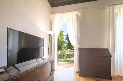 TV o dispositivi per l'intrattenimento presso Florence Large Frescoed Apartment