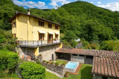 Vista generica sulle montagne o vista sulle montagne dall'interno of country house