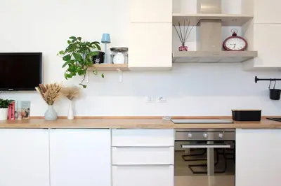 Cucina o angolo cottura di 15min to Downtown, Welcoming Apt near tram T1