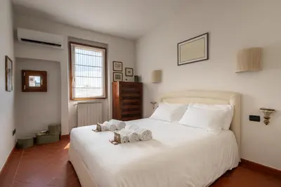 Letto o letti in una camera di Borgo la Croce 1830 Heritage Apartment