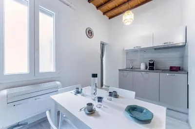 Cucina o angolo cottura di UNYCA - Modern Studio in Florence