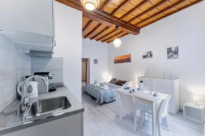 Cucina o angolo cottura di UNYCA - Modern Studio in Florence