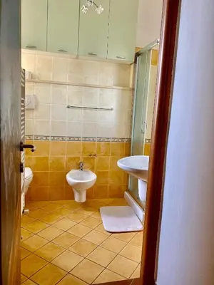 Bagno di Charming Florence Apartment in Historic Building No Elevator