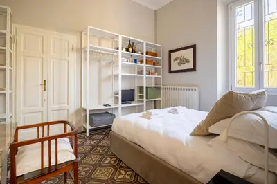 Letto o letti in una camera di Camere con bagno privato in Villa con giardino