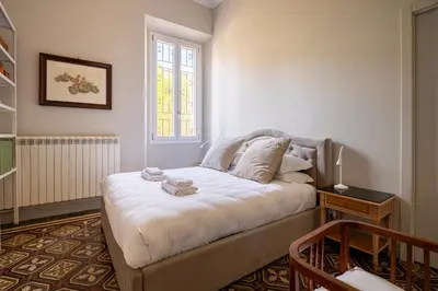 Letto o letti in una camera di Camere con bagno privato in Villa con giardino