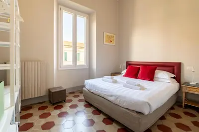 Letto o letti in una camera di Camere con bagno privato in Villa con giardino