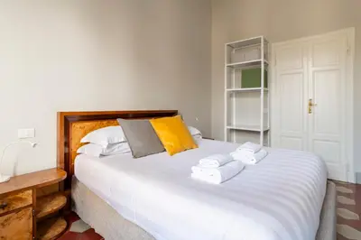 Letto o letti in una camera di Camere con bagno privato in Villa con giardino
