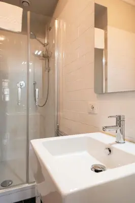 Bagno di Camere con bagno privato in Villa con giardino