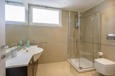 Bagno di Modern Penthouse with Terrace and Parking