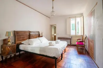 Letto o letti in una camera di Camere con bagno privato in APT condiviso Palazzo Pitti