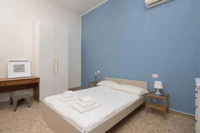 Letto o letti in una camera di Spacious Oltrarno Apartment with Private Garden