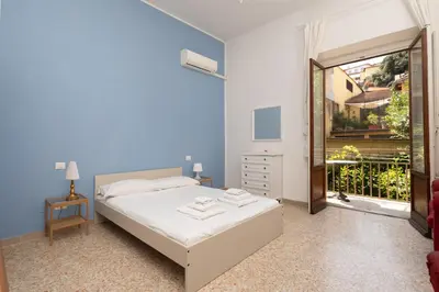 Letto o letti in una camera di Spacious Oltrarno Apartment with Private Garden