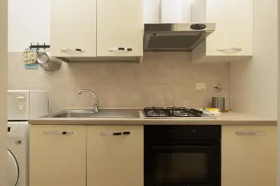Cucina o angolo cottura di Spacious Oltrarno Apartment with Private Garden