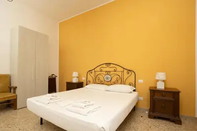 Letto o letti in una camera di Spacious Oltrarno Apartment with Private Garden