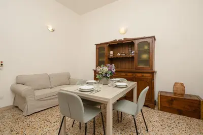 Area soggiorno di Spacious Oltrarno Apartment with Private Garden
