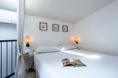 Letto o letti in una camera di Studio Janna - Palazzo Gaddi Heritage in Florence's Historic Heart