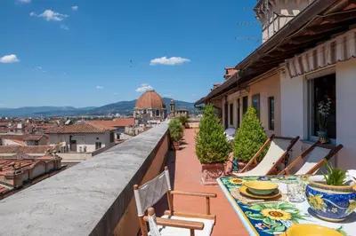 Vista generica sulle montagne o vista sulle montagne dall'interno dell'appartamento