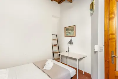 Letto o letti in una camera di GuestHost - Florence Nest Steps from Cascine Park