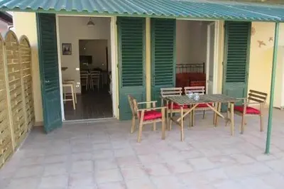 Patio o area all'aperto di Cascine 2BD retreat w Large Terrace