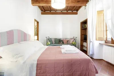 Letto o letti in una camera di Historic tower-house with unique atmosphere