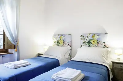 Letto o letti in una camera di Historic tower-house with unique atmosphere