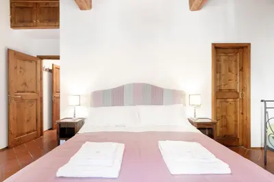 Letto o letti in una camera di Historic tower-house with unique atmosphere
