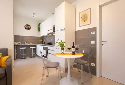 Cucina o angolo cottura di Florence Charming Apartments - Conventino Modern - One-bedroom Flat with Living Area and Garage near Boboli