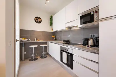 Cucina o angolo cottura di Florence Charming Apartments - Conventino Modern - One-bedroom Flat with Living Area and Garage near Boboli