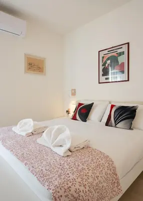 Letto o letti in una camera di Florence Charming Apartments - Conventino Modern - One-bedroom Flat with Living Area and Garage near Boboli