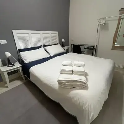 Facibeni Room with Private Living & Parking