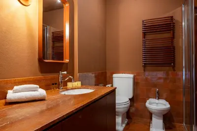 Bagno di Medieval Tower Apartment