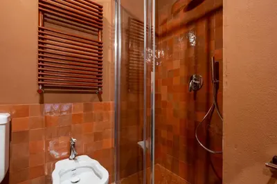 Bagno di Medieval Tower Apartment