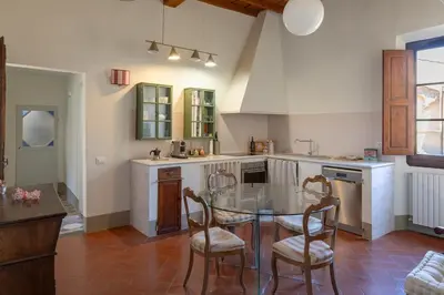 Cucina o angolo cottura di Elegant 2BR Retreat near SMN