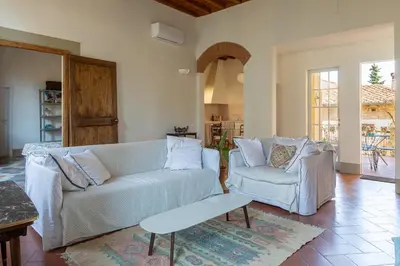 Area soggiorno di Elegant 2BR Retreat near SMN