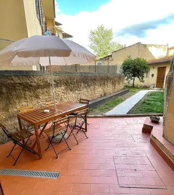 Vista generica sulle montagne o vista sulle montagne dall'interno dell'appartamento