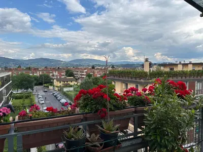 Vista generica sulle montagne o vista sulle montagne dall'interno dell'affittacamere