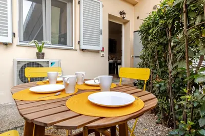 Patio o area all'aperto di New charming apartment with garden in Florence