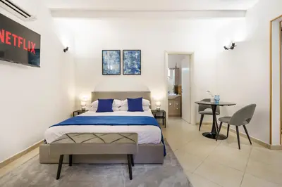 Letto o letti in una camera di Modern Minimalist Loft with Terrace and Parking